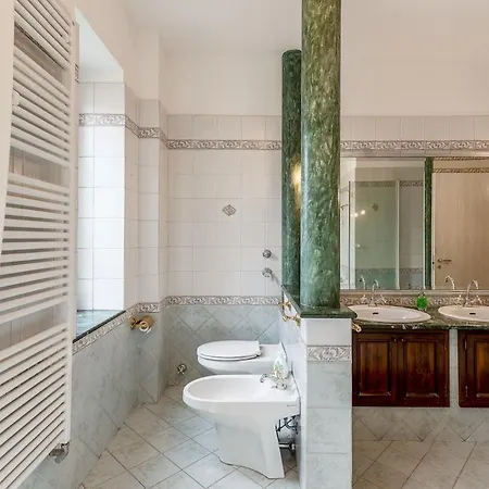 Emerald House Apartment *